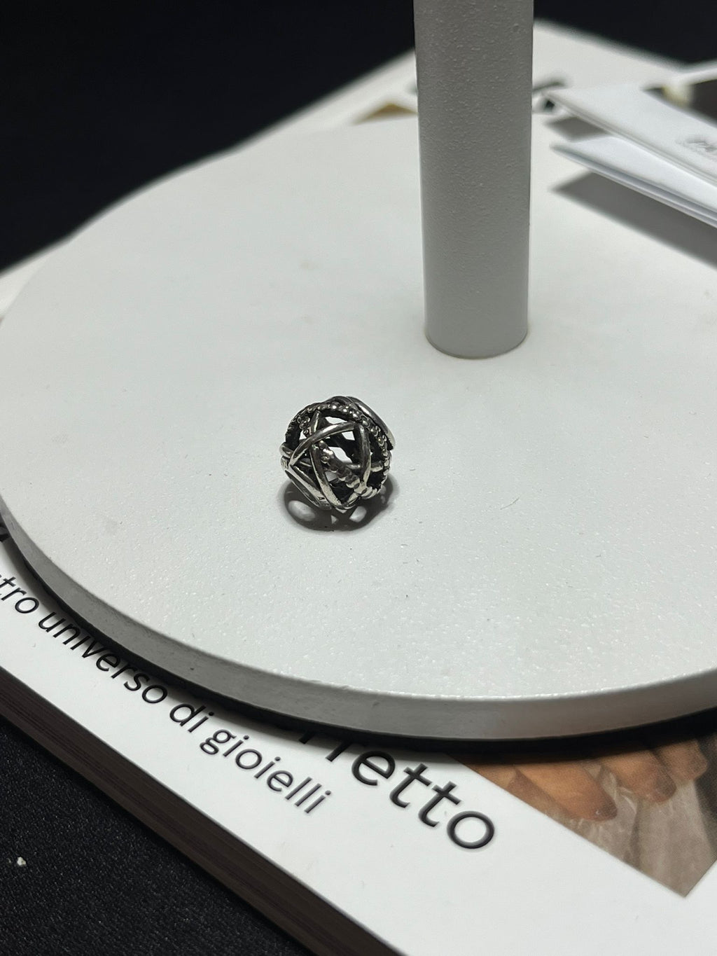 Charm a tema galassia con lavorazione openwork